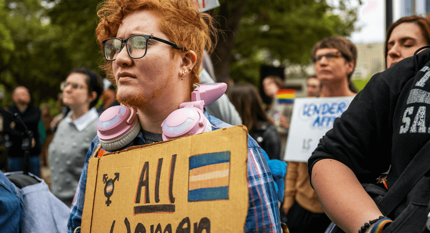 40 legislaturas estatales han aprobado o presentado leyes para restringir los abusos a menores transexuales