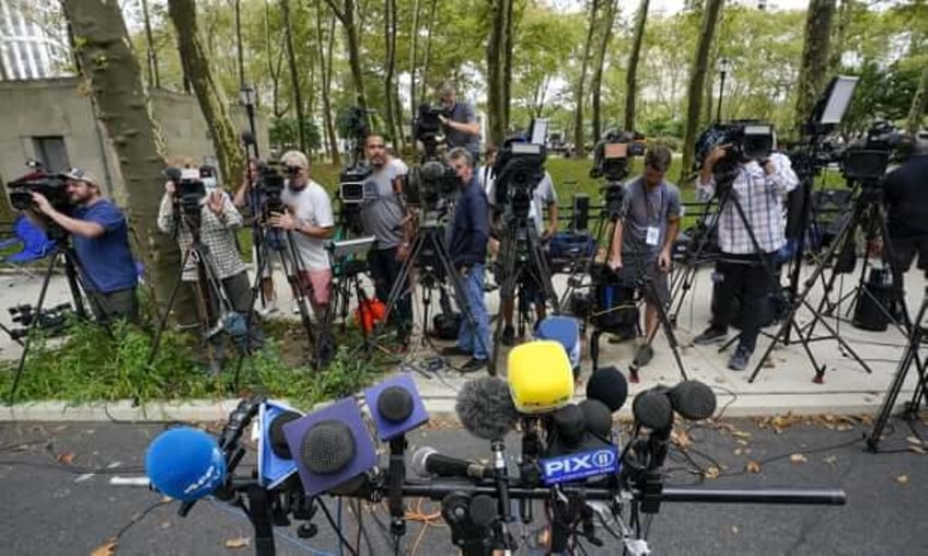 aanklager zegt dat r kelly roem gebruikte om vrouwen en kinderen te misbruiken dit gaat over een predator