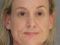 acusan a una ex profesora de varios delitos de violacion a una alumna 9 anos despues de que dejara de dar clases en el colegio