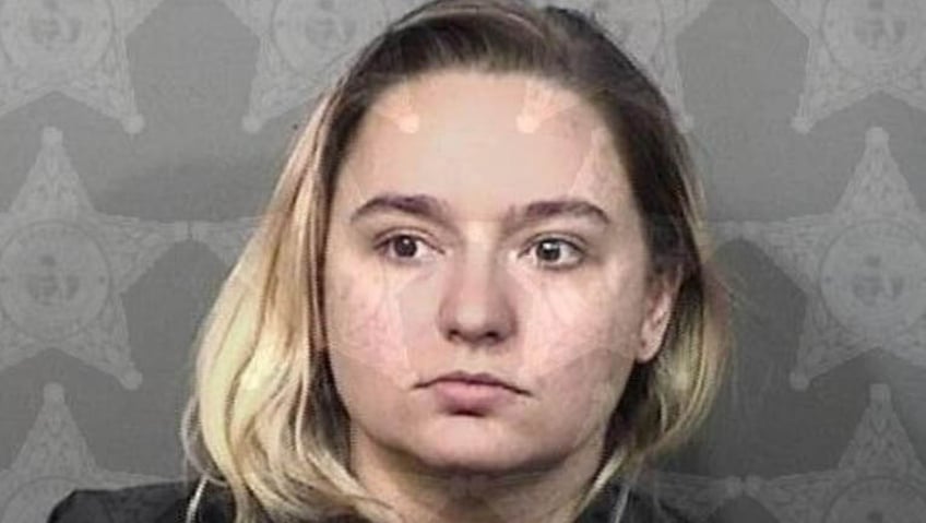 acusan a una mujer de florida de encerrar a su hijo en un oscuro armario de hotel durante mucho tiempo