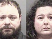 acusan a una pareja de carolina del norte de maltrato infantil que provoco heridas abiertas sepsis y una masa desconocida en el estomago de su hijo adoptivo