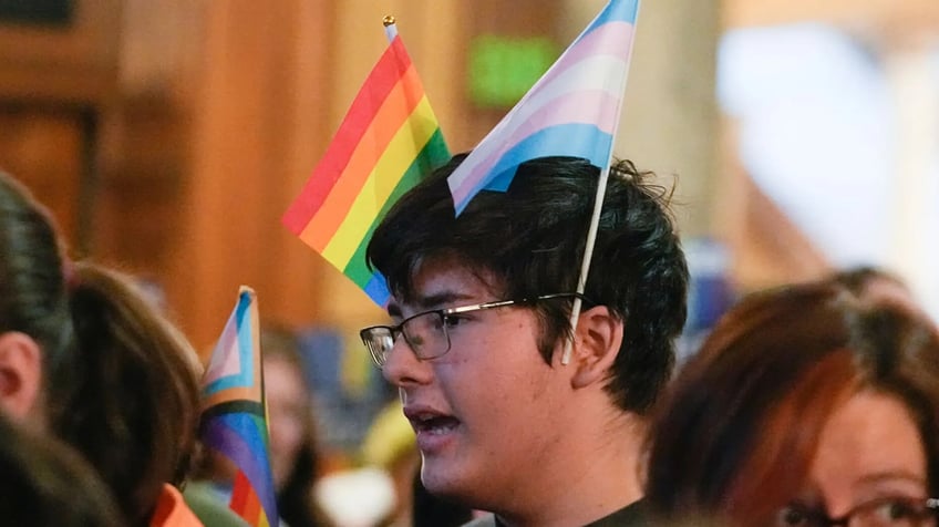 advocaat generaal van missouri vaardigt noodregel en hotline uit om transgenderprocedures op minderjarigen te melden kindermisbruik