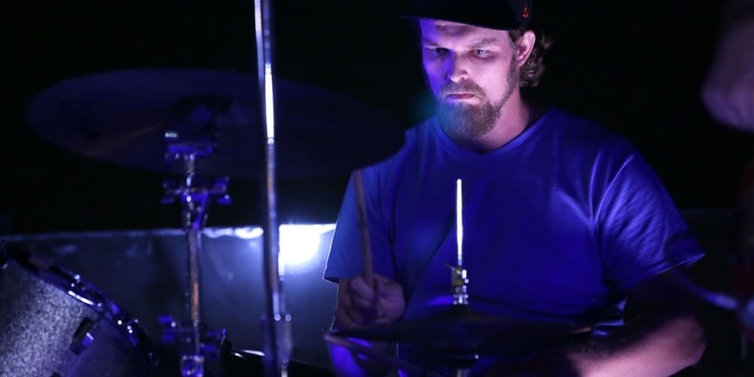 alabama shakes drummer steven william johnson laat aanklacht kindermishandeling seponeren