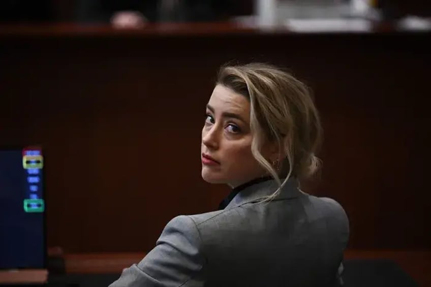 amber heard beschuldigt johnny depp van seksueel misbruik en gedraagt zich als een monster