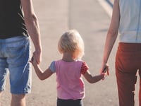 amerikaans kinderwelzijnssysteem heeft onevenredig grote gevolgen voor zwarte en inheemse gezinnen rapport