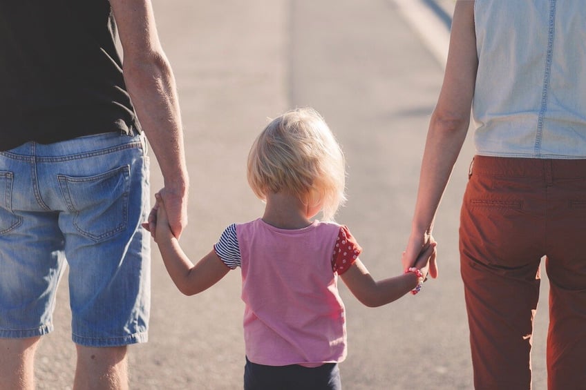 amerikaans kinderwelzijnssysteem heeft onevenredig grote gevolgen voor zwarte en inheemse gezinnen rapport