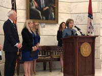 arkansas first lady zet inspanningen kindermishandeling in de verf