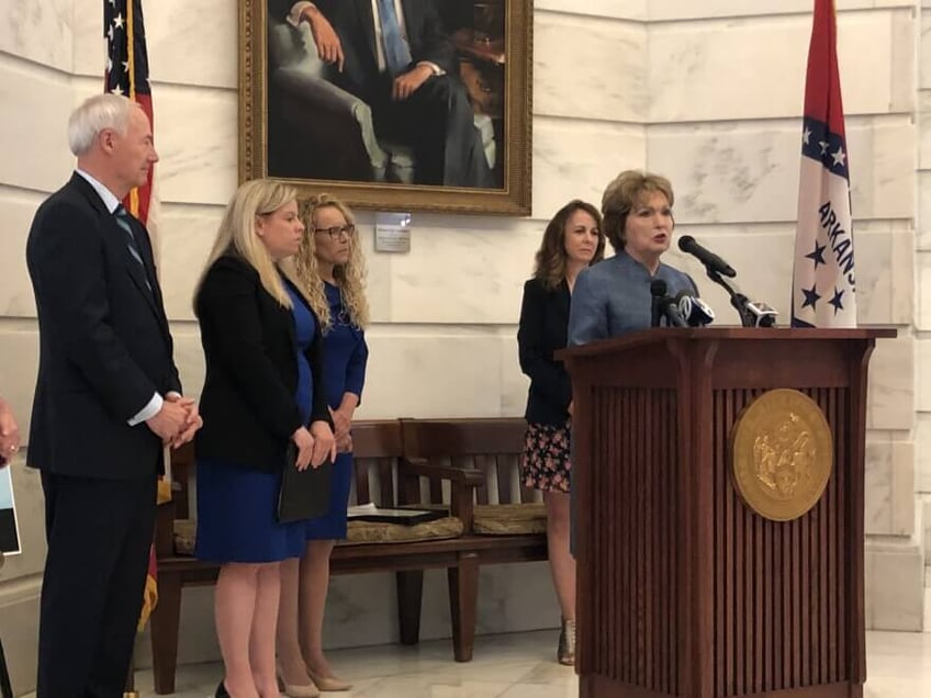 arkansas first lady zet inspanningen kindermishandeling in de verf