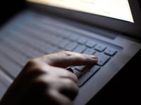bae werknemer met onfatsoenlijke afbeeldingen van kinderen werd op het werk gearresteerd