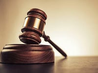 bahamaanse moeder in de gevangenis voor het niet melden van kindermishandeling