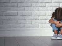 beelden van kindermisbruik vingerafdrukken om online delen te voorkomen