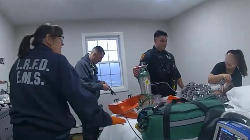 La policía y los socorristas llegan a una casa
