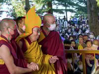dalai lama verontschuldigt zich voor video waarop hij een kind kust