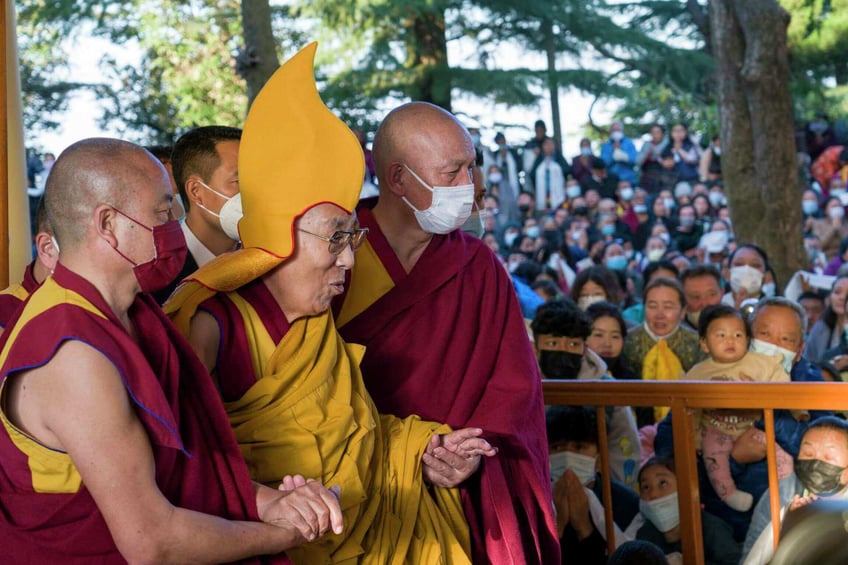 dalai lama verontschuldigt zich voor video waarop hij een kind kust
