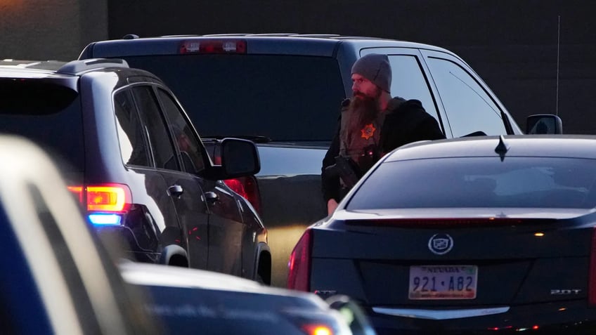 dances with wolves acteur nathan chasing horse gearresteerd op beschuldiging van seksueel misbruik