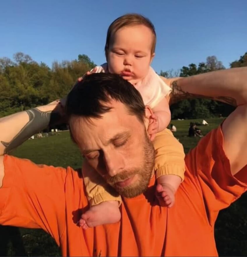 daniel auster novelist paul austers son arrested for 10 month old daughters death from drug overdose