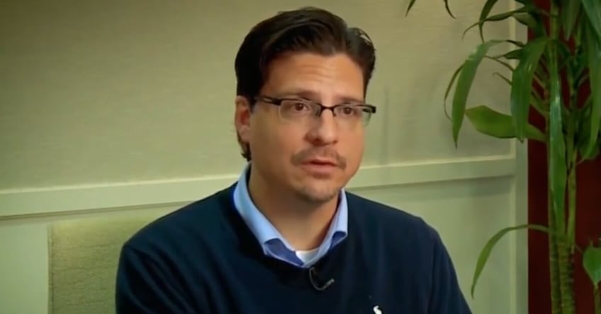 deze advocaat vertegenwoordigde overlevenden van misbruik hij is net gearresteerd in een kinderpornozaak