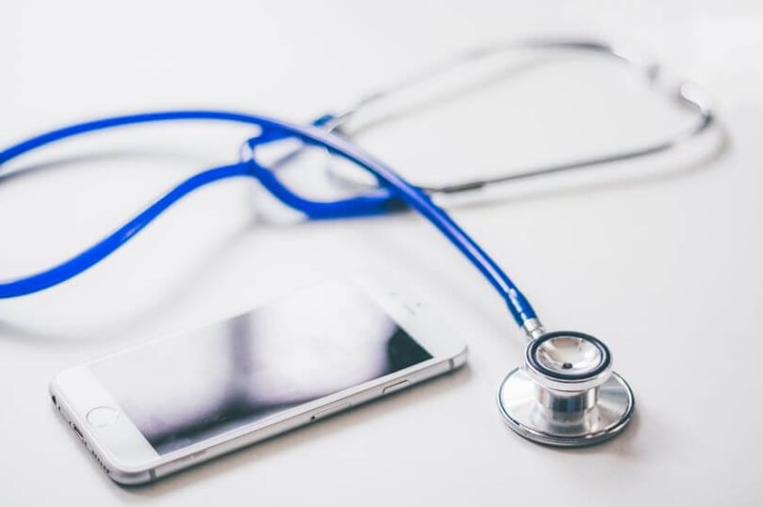 dokter ontslagen na downloaden video van meisje 2 dat verkracht wordt