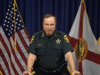 echtpaar in florida aangeklaagd voor dood van baby die s nachts in hete auto werd achtergelaten na 4 juli feestje