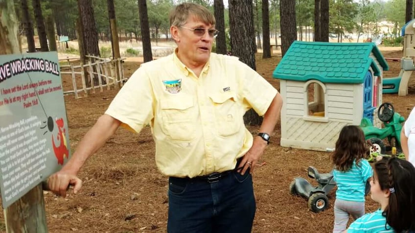 een creationistische vriend van een pretpark wordt opnieuw beschuldigd van seksueel misbruik van kinderen