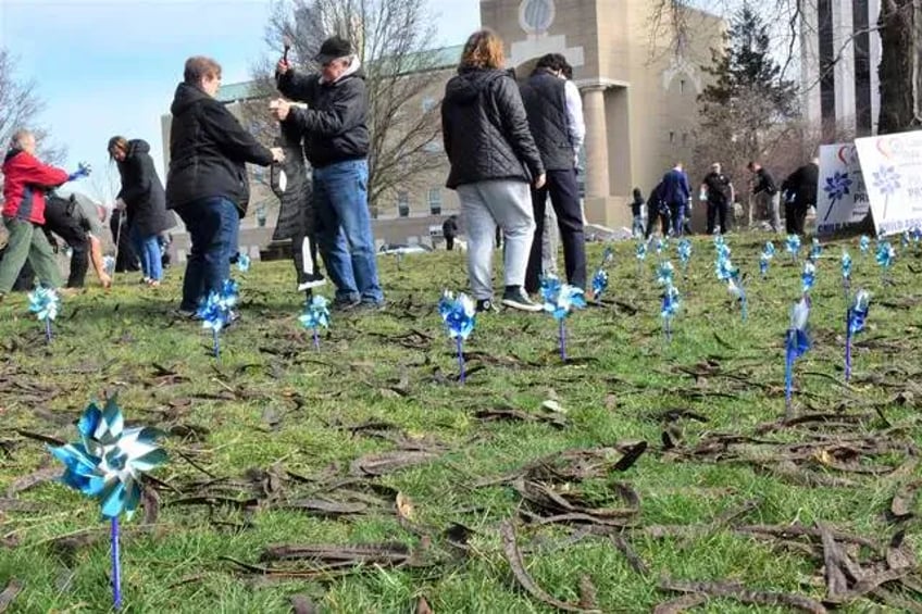 een heldere herinnering pinwheels maken mensen bewust van kindermisbruik