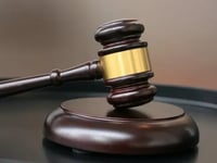 een leraar zou een 13 jarige leerling seksueel hebben misbruikt terwijl de school haar onderzocht