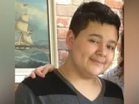 een texaanse man die 8 jaar geleden als tiener werd vermist is net levend gevonden slapend buiten een kerk