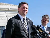 el fiscal general de missouri publica una normativa de emergencia y una linea telefonica para denunciar procedimientos transgenero en menores abuso infantil