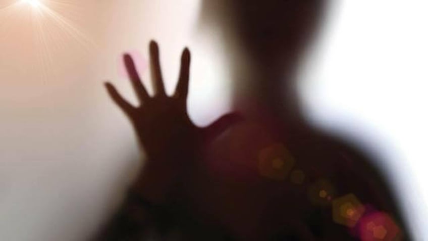 el grupo de prevencion del abuso infantil afirma que la iglesia de greensboro intimido a las familias despues del abuso de una maestra de preescolar