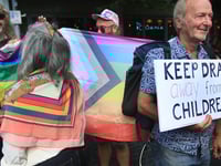 el mayor sindicato de profesores del reino unido vota a favor de invitar a mas drag queens a las escuelas