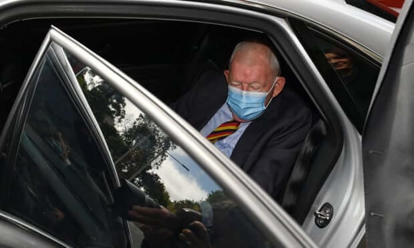 el multimillonario de sidney ron brierley caido en desgracia es encarcelado por material de abuso de menores