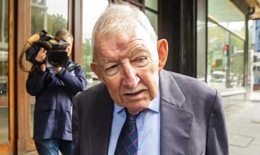 el multimillonario de sidney ron brierley caido en desgracia es encarcelado por material de abuso de menores