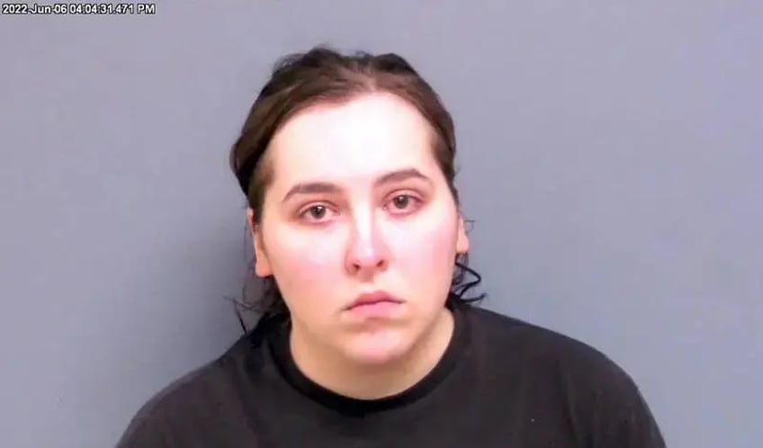 ex trabajadora de la guarderia de stillwater acusada de delitos sexuales contra menores