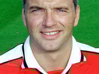 ex workington reds speler paul stewart voert campagne tegen kindermisbruik