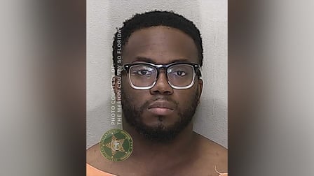 priveschooldirecteur in florida beschuldigd van wurgen slaan slaan van leerling kantoor van de sheriff
