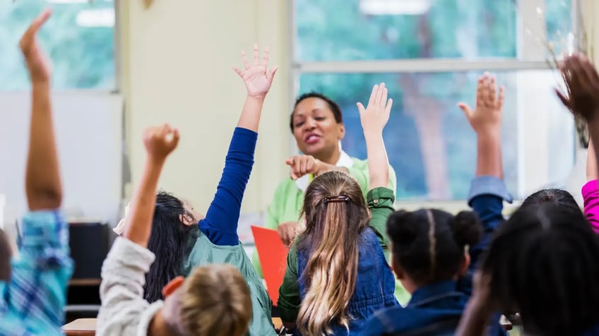 gates financiert ngo die oproept 10 jarigen te leren over commercieel sekswerk van kinderen die met miljoenen in sekswerk zijn geboren