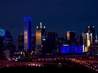 gebouwen in dallas worden maandag blauw om aandacht te vragen voor kindermisbruik