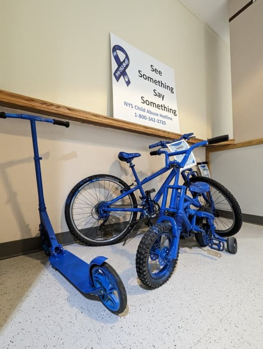 het blue bike project van fort drum vraagt aandacht voor de maand van de kindermishandeling