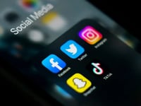het is tijd om de online veiligheid van kinderen boven de winsten van de grote techbedrijven te stellen