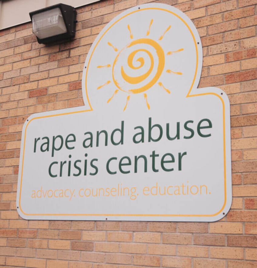 het racc is een lokale organisatie die mensen in de gemeenschap helpt die hulp steun
