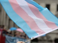 justo en washington aprueba un proyecto de ley que permite quitar legalmente los hijos a sus padres si estos no consienten la transicion de genero