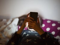 kindermisbruik waarschuwing voor broers en zussen die online worden verhandeld