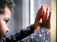 kindermishandeling neemt toe in tijden van crisis de pandemie kan anders zijn