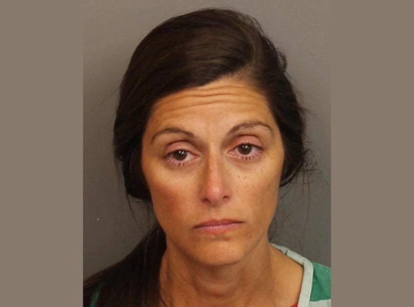 la enfermera de alabama acusada de maltrato infantil tambien esta acusada de intento de asesinato segun los registros