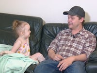 la nina de colorado cuya madre kaylee messerly esta acusada de maltrato infantil sera dotada de piernas artificiales