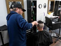 la peluqueria dona sus ingresos para ayudar a los ninos maltratados