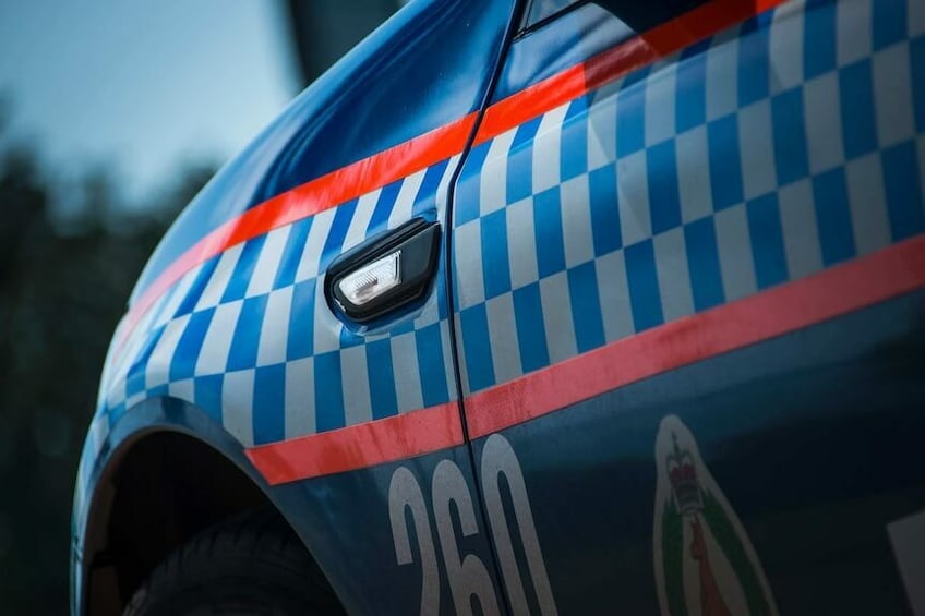 la policia acusa a un hombre en darwin de posesion de material de abuso infantil alegando que estuvo en contacto con hasta 10 ninos