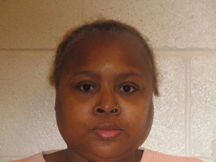 la policia de cleveland detiene a la ninera implicada en un caso de abuso infantil de un bebe de 3 meses