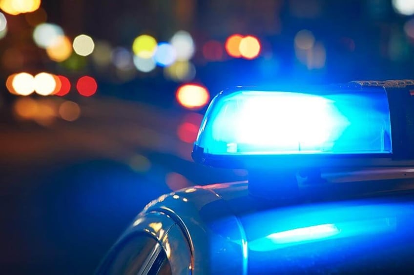 la policia de evans arresta a padres por delitos graves de abuso infantil