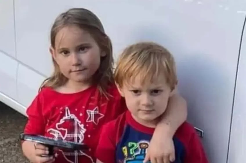 la policia encuentra el cuerpo en descomposicion de un nino de 6 anos bajo el suelo de la casa de su madre en arkansas